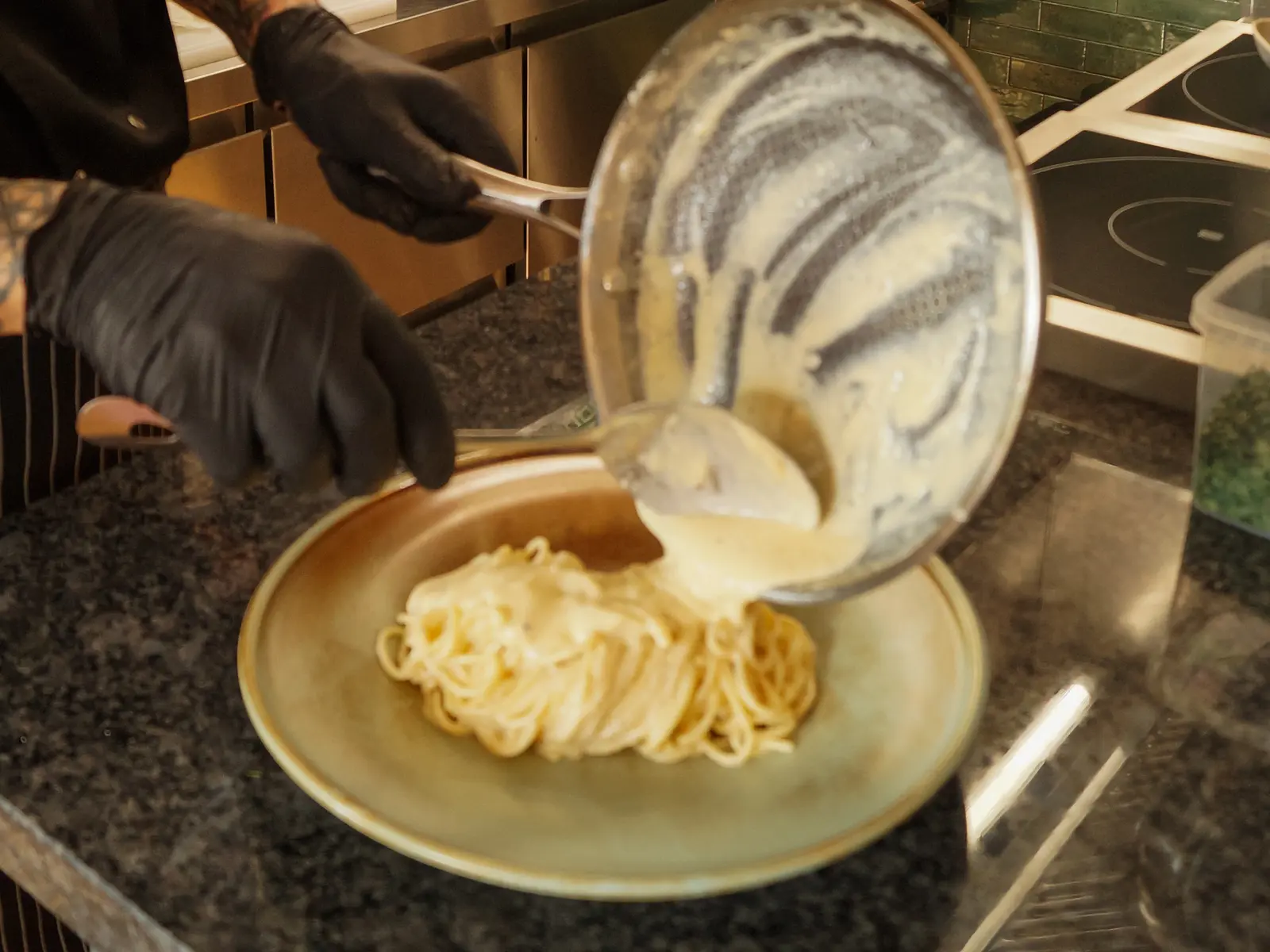 Cremige Pasta wird in der Küche des Landgasthofs Engel angerichtet